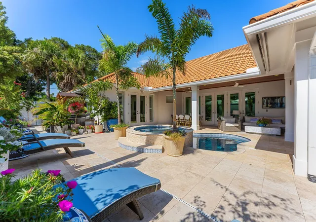 Photo 3 of Sale Pending at 906 Jasmine Ln, Vero Beach, FL 32963 | MLS# B26035905 | Listing updated on 2026-09-15
