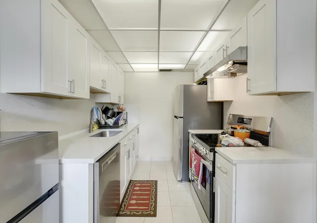 Photo 4 of Sale Pending at 1011 Exeter, Boca Raton, FL 33434 | MLS# B26036339 | Listing updated on 2026-09-16