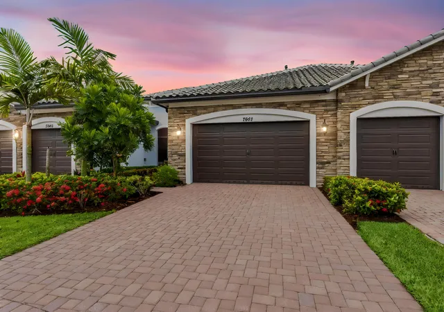 Photo 3 of Single family home for sale at 7642 N Blue Spring Dr, Parkland, FL 33067 | MLS# B26036352 | Listing updated on 2026-09-23