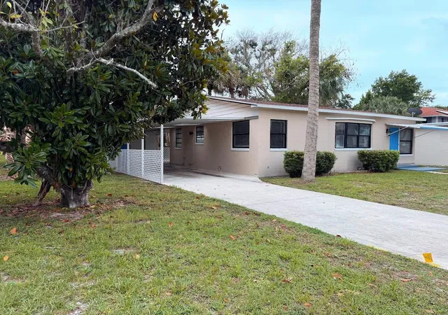 Photo 2 of Sale Pending at 1010 Mayflower Rd, Fort Pierce, FL 34950 | MLS# B26037029 | Listing updated on 2026-09-13