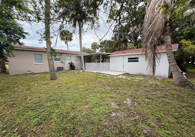 Photo 3 of Sale Pending at 1010 Mayflower Rd, Fort Pierce, FL 34950 | MLS# B26037029 | Listing updated on 2026-09-13
