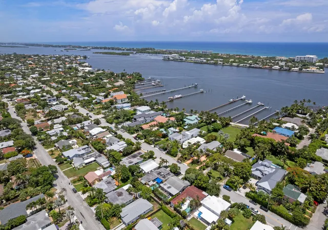 Photo 2 of Single family home for sale at 1615 N Lakeside Dr, Lake Worth Beach, FL 33460 | MLS# B26037261 | Listing updated on 2026-09-15