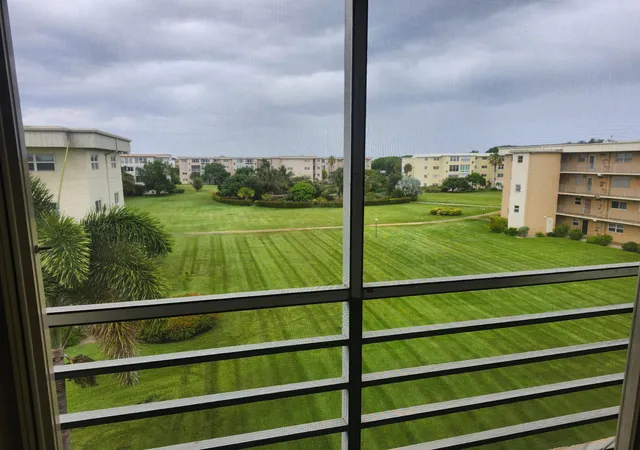 Listing Photo 5 - Condo for sale in building located at 2600 Ne 1St Ln, Boynton Beach, FL 33435 - Unit #402