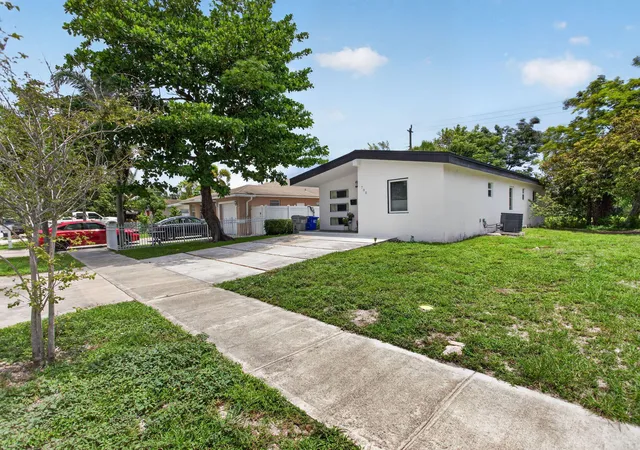 Photo 3 of Single family home for sale at 700 Nw 17th Terrace, Pompano Beach, FL 33069 | MLS# B26038368 | Listing updated on 2026-09-14