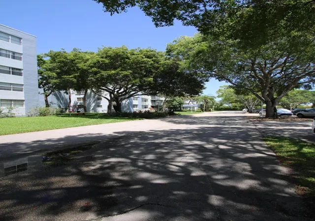 Photo 3 of Condo for sale at 470 Executive Ctr Dr #3b, West Palm Beach, FL 33401 | MLS# B26038474 | Listing updated on 2026-09-14