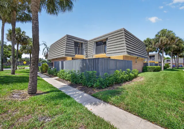 Photo 2 of Townhouse for sale at 3501 35th Way, West Palm Beach, FL 33407 | MLS# B26039568 | Listing updated on 2026-10-02