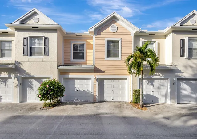 Listing Photo 4 - Condo for sale in building located at 826 Dakota Dr, Jupiter, FL 33458 - Unit #102
