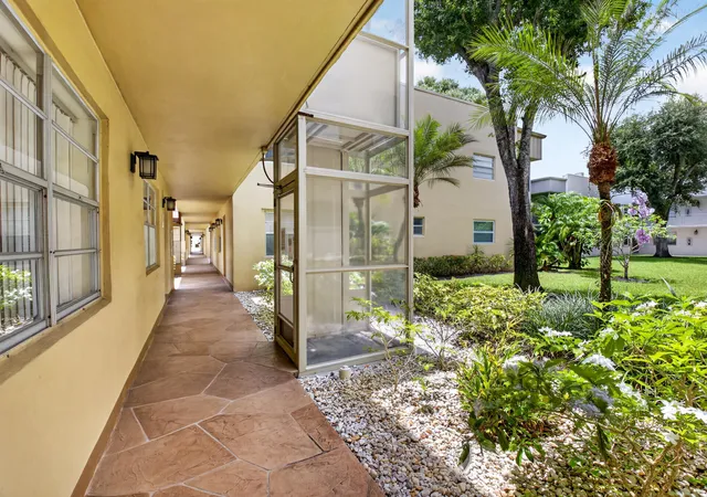 Listing Photo 4 - Condo for sale in building located at 506 E Capri Rd, Delray Beach, FL 33484 - Unit #506