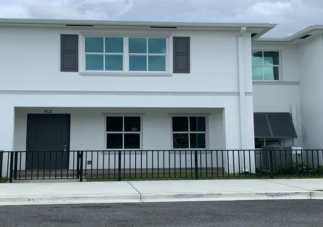 Photo 3 of Townhouse for sale at 747 Se Central Pkwy #42, Stuart, FL 34994 | MLS# B26041325 | Listing updated on 2026-10-05