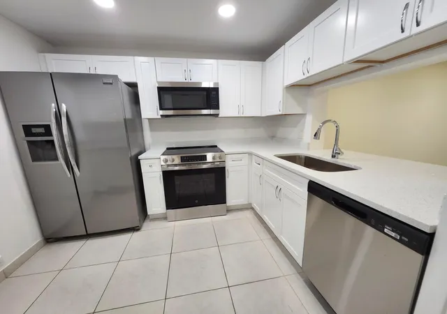 Listing Photo 5 - Condo for sale in building located at 330 Ne 26Th Ave, Boynton Beach, FL 33435 - Unit #202