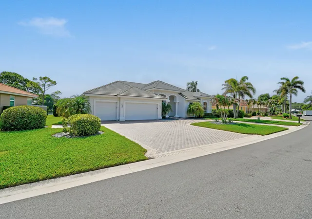 Photo 2 of Single family home for sale at 8091 Se Woodlake Ln W, Hobe Sound, FL 33455 | MLS# B26043016 | Listing updated on 2026-09-13
