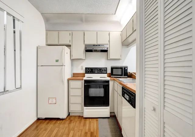 Listing Photo 4 - Condo for sale in building located at 10451 W Broward Blvd, Plantation, FL 33324 - Unit #205