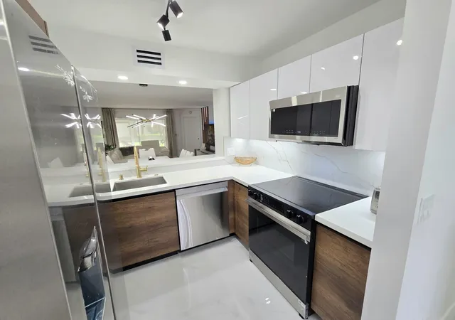 Listing Photo 5 - Condo for sale in building located at 5577 Courtyard Dr, Margate, FL 33063