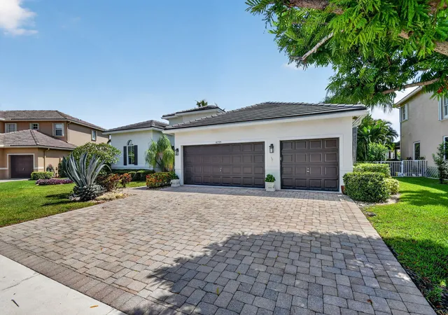 Photo 3 of Sale Pending at 6733 Finamore Cir, Lake Worth, FL 33467 | MLS# B26043617 | Listing updated on 2026-09-15