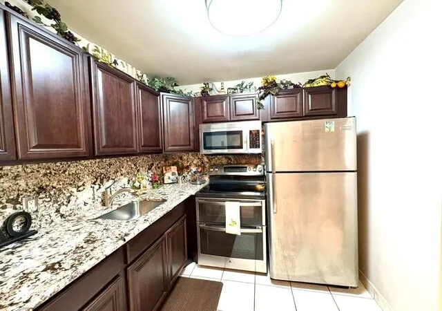 Listing Photo 4 - Condo for sale in building located at 12 Windsor A, West Palm Beach, FL 33417 - Unit #12