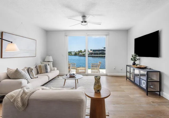 Photo 3 of Townhouse for sale at 900 Jeffery St, Boca Raton, FL 33487 | MLS# B26044305 | Listing updated on 2026-09-14