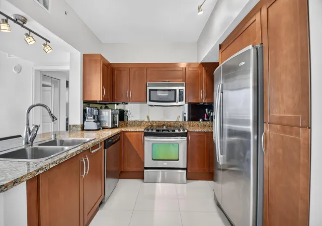 Listing Photo 5 - Condo for sale in building located at 450 N Federal Hwy, Boynton Beach, FL 33435 - Unit #1406