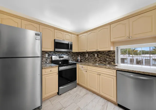 Condo for sale at 483 N Pine Is Rd #C304, Plantation, FL 33324 | MLS# B26046840