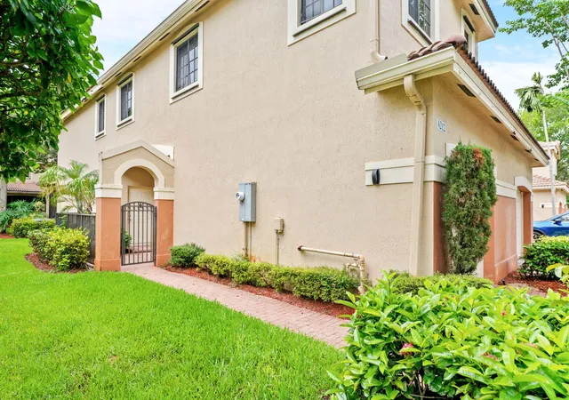 Photo 3 of Sale Pending at 4212 Vineyard Cir, Weston, FL 33332 | MLS# B26047041 | Listing updated on 2026-09-13