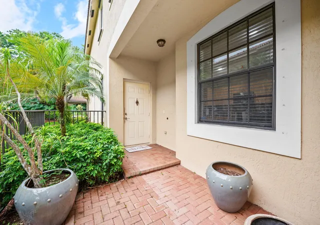 Photo 3 of Sale Pending at 4212 Vineyard Cir, Weston, FL 33332 | MLS# B26047041 | Listing updated on 2026-09-13