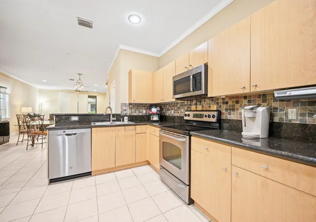Photo 4 of Sale Pending at 4212 Vineyard Cir, Weston, FL 33332 | MLS# B26047041 | Listing updated on 2026-09-13