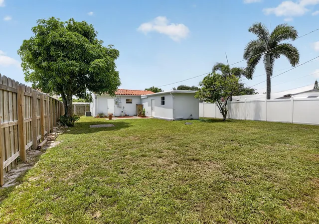 Photo 3 of Single family home for sale at 2427 Harding St, Hollywood, FL 33020 | MLS# B26048309 | Listing updated on 2026-09-28