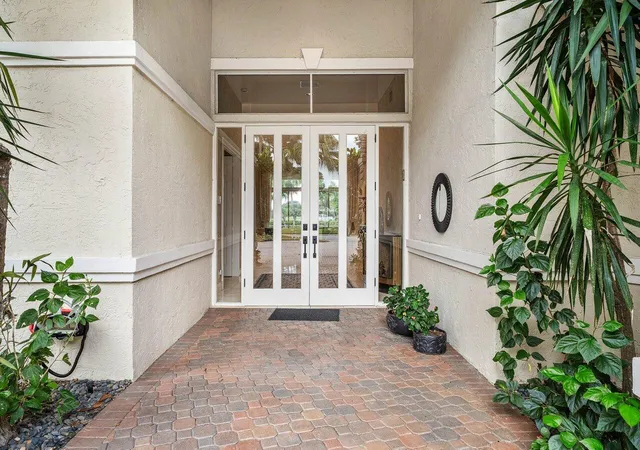 Photo 4 of Sale Pending at 118 W Village Way, Jupiter, FL 33458 | MLS# B26049191 | Listing updated on 2026-09-16