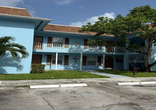 Listing Photo 4 - Condo for sale in building located at 4951 Wedgewood Wy, West Palm Beach, FL 33417 - Unit #5