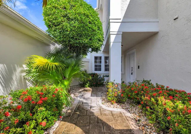 Photo 3 of Sale Pending at 22 Selby Ln, Palm Beach Gardens, FL 33418 | MLS# B26049682 | Listing updated on 2026-09-13