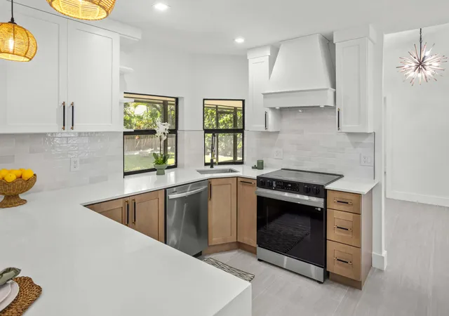 Photo 4 of Sale Pending at 14814 Paddock Dr, Wellington, FL 33414 | MLS# B26049748 | Listing updated on 2026-09-13