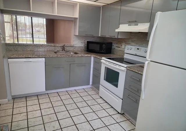 Photo 3 of Condo for sale at 11318 Taft St, Pembroke Pines, FL 33026 | MLS# B26050064 | Listing updated on 2026-09-16