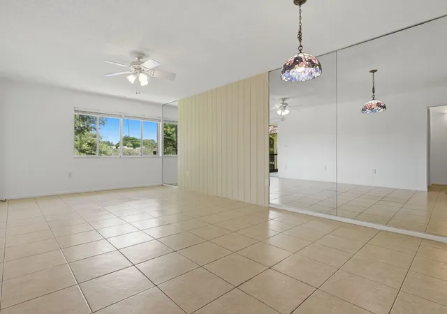 Listing Photo 4 - Condo for sale in building located at 824 Sw 9Th St Cir, Boca Raton, FL 33486 - Unit #201