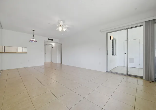 Listing Photo 5 - Condo for sale in building located at 824 Sw 9Th St Cir, Boca Raton, FL 33486 - Unit #201