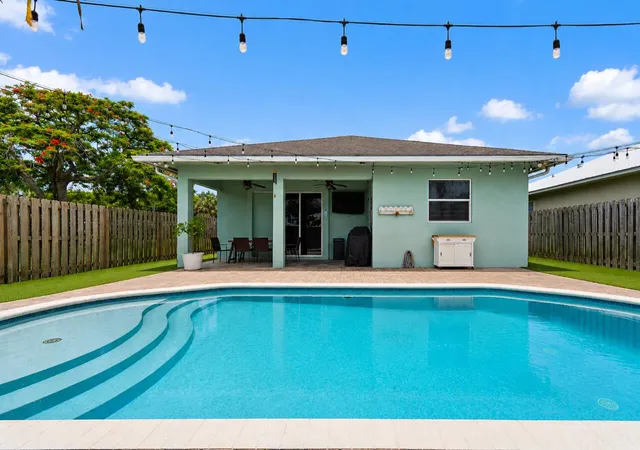 Photo 2 of Single family home for sale at 17620 Cinquez Park Rd W, Jupiter, FL 33458 | MLS# B26051568 | Listing updated on 2026-09-15