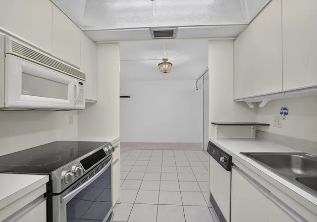 Listing Photo 4 - Condo for sale in building located at 3402 Bimini Ln, Coconut Creek, FL 33066 - Unit #F4