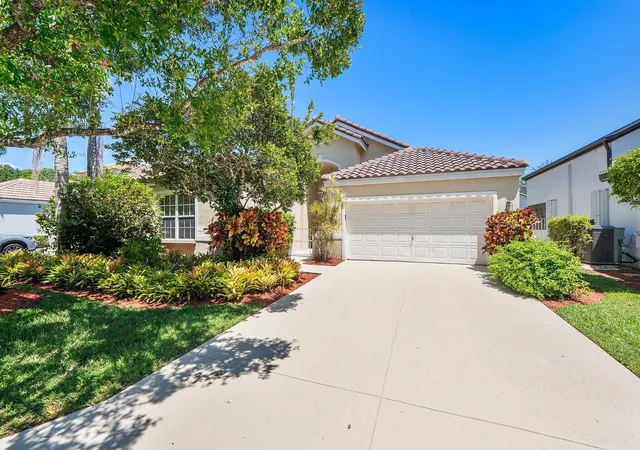 Photo 2 of Single family home for sale at 2016 Island Cir, Weston, FL 33326 | MLS# B26052501 | Listing updated on 2026-09-14