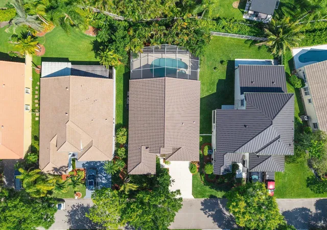 Photo 3 of Single family home for sale at 2016 Island Cir, Weston, FL 33326 | MLS# B26052501 | Listing updated on 2026-09-14