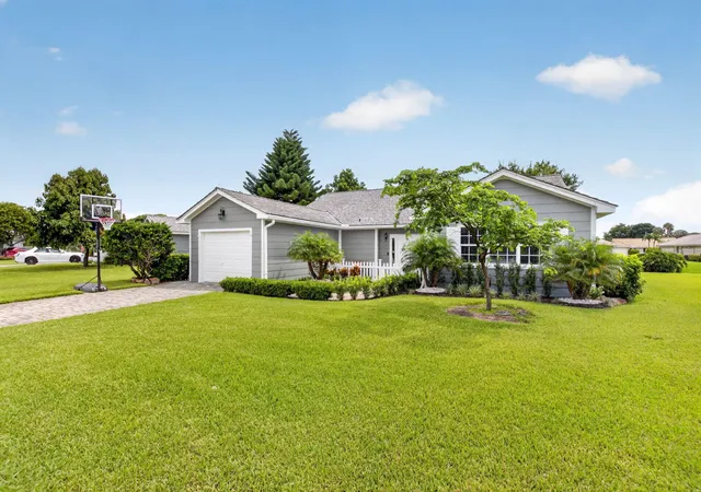 Photo 2 of Sale Pending at 15 Holly Dr, Boynton Beach, FL 33436 | MLS# B26053213 | Listing updated on 2026-09-14