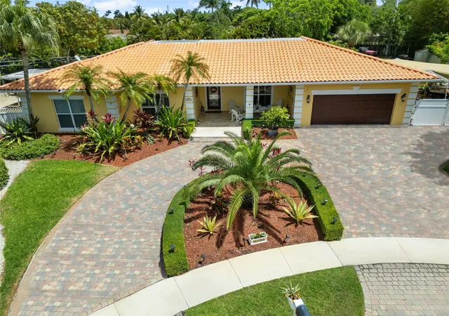Photo 1 of Single family home for sale at 16686 Golfview Dr, Weston, FL 33326 | MLS# B26054090 | Listing updated on 2026-09-26