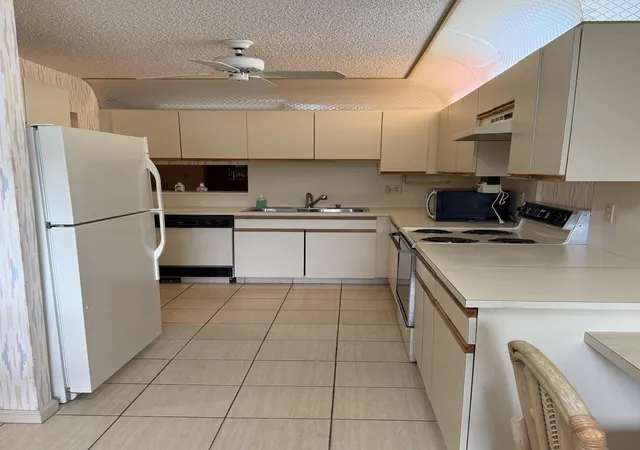 Listing Photo 4 - Condo for sale in building located at 10107 Mangrove Dr, Boynton Beach, FL 33437