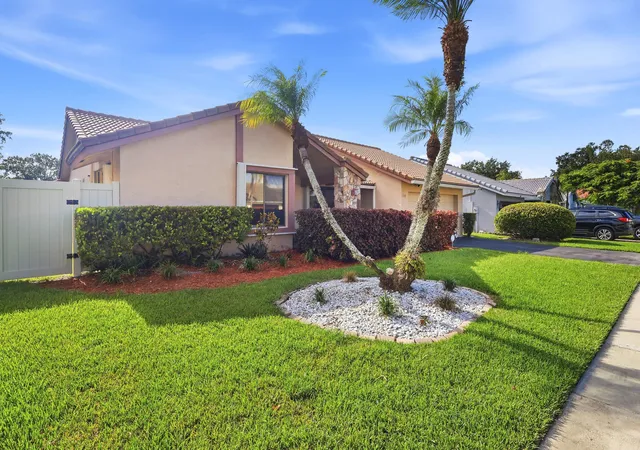 Photo 3 of Single family home for sale at 700 Nw 102nd Way, Plantation, FL 33324 | MLS# B26055278 | Listing updated on 2026-09-13