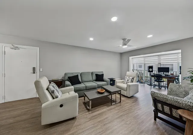 Listing Photo 4 - Condo for sale in building located at 6457 Bay Clb Dr, Fort Lauderdale, FL 33308 - Unit #3