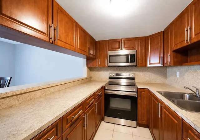 Listing Photo 5 - Condo for sale in building located at 1067 W 43rd Pl, Hialeah, FL 33012 - Unit #68