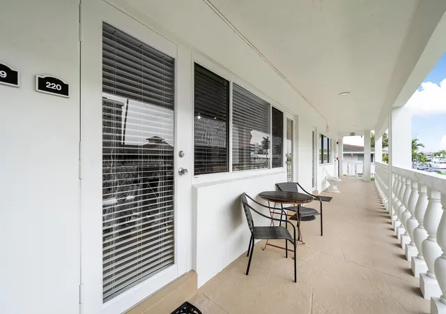 Listing Photo 4 - Condo for sale in building located at 2881 NE 32nd St, Fort Lauderdale, FL 33306 - Unit #220