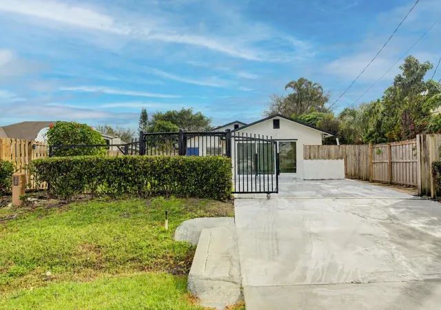 Photo 1 of Single family home for sale at 3394 Se Jefferson St, Stuart, FL 34997 | MLS# B26056207 | Listing updated on 2026-10-06
