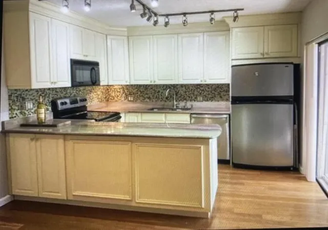 Townhouse for sale at 1700 Embassy Dr #105, West Palm Beach, FL 33401 | MLS# B26056295