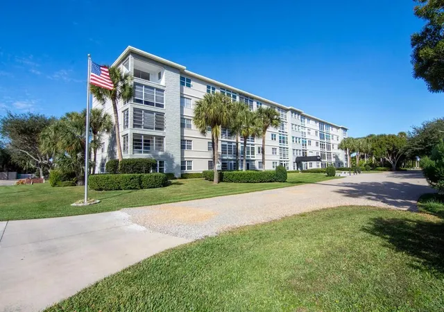 Photo 2 of Condo for sale at 2333 Indian River Blvd, Vero Beach, FL 32960 | MLS# B26056749 | Listing updated on 2026-09-23
