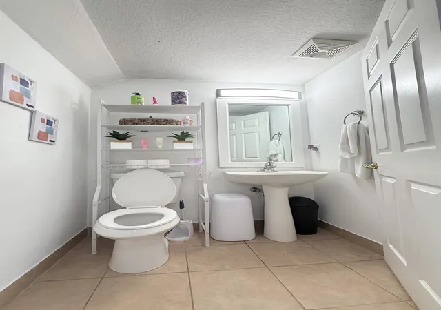 Listing Photo 4 - Condo for sale in building located at 2920 Hidden Hls Rd, West Palm Beach, FL 33411 - Unit #1304