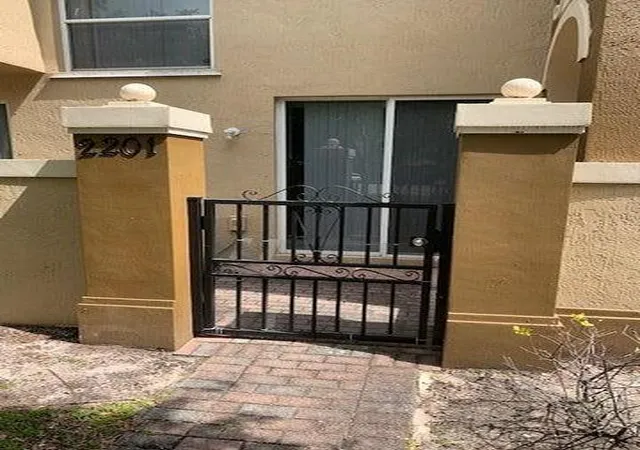 Listing Photo 4 - Condo for sale in building located at 2907 Hope Vly St, West Palm Beach, FL 33411