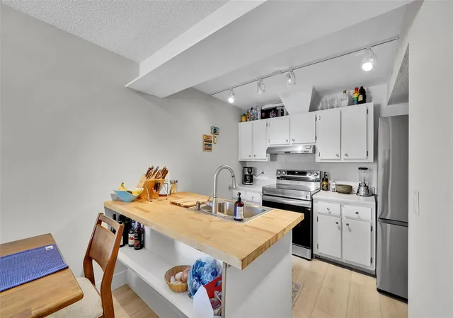 Photo 3 of Townhouse for sale at 670 Kensington Pl #5B, Wilton Manors, FL 33305 | MLS# B26057804 | Listing updated on 2026-09-23